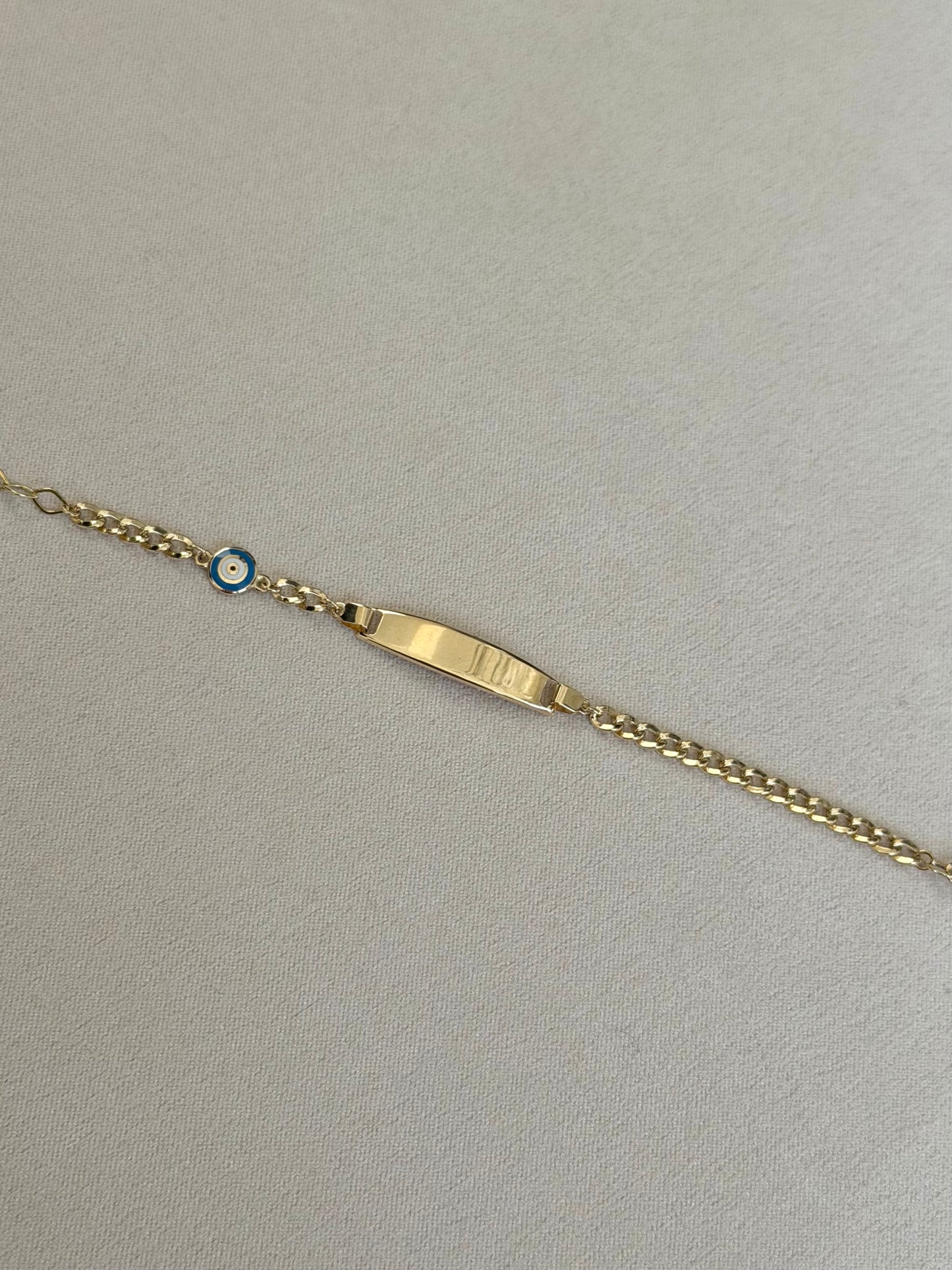 Esclava Cuban ojo azul