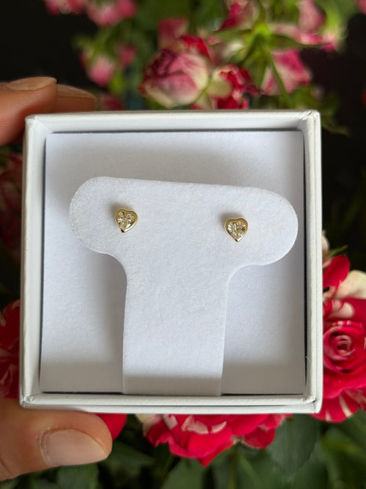 Arete corazón zirconia blanca con bisel de oro