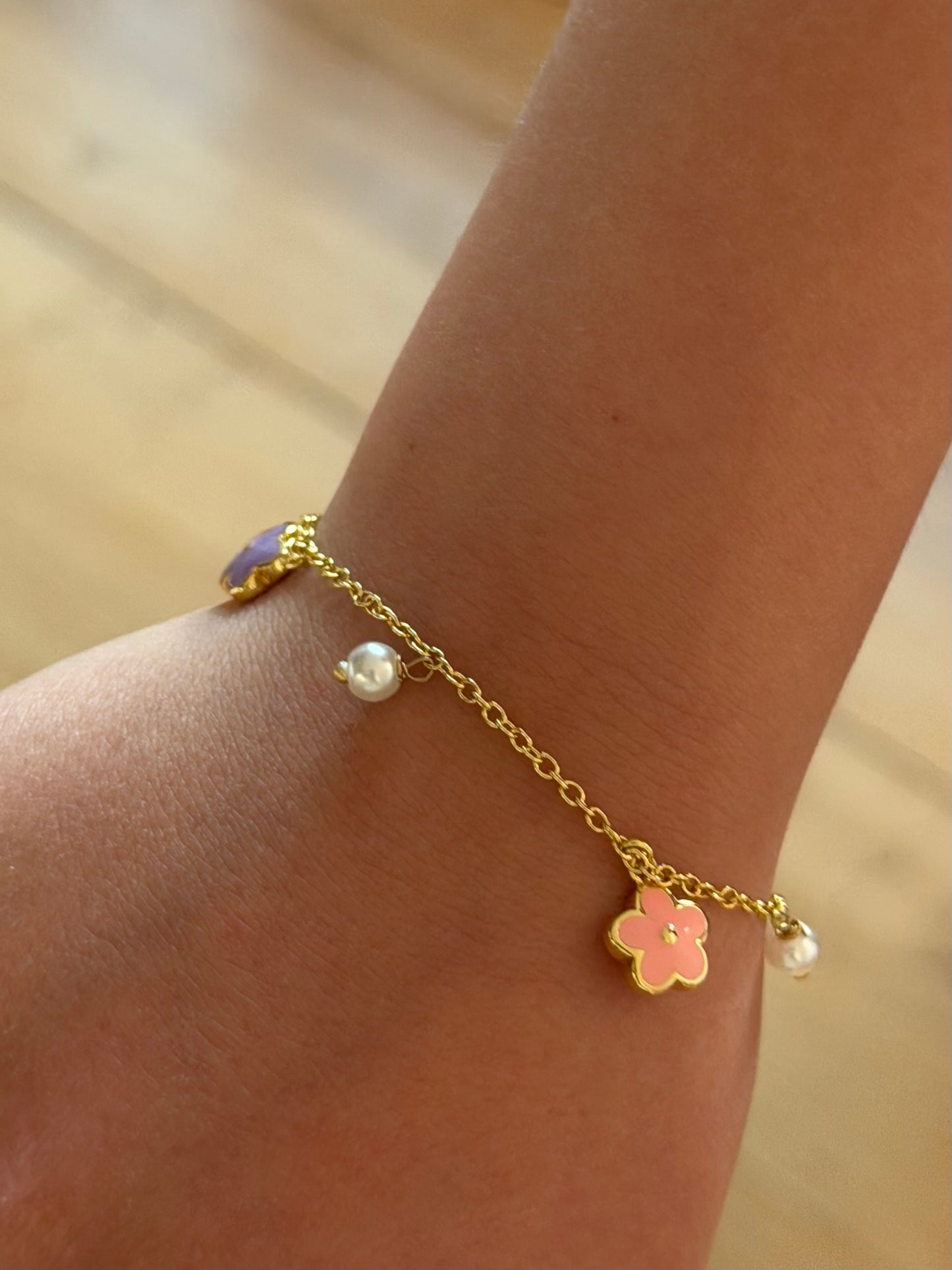 Pulsera flores y perlas
