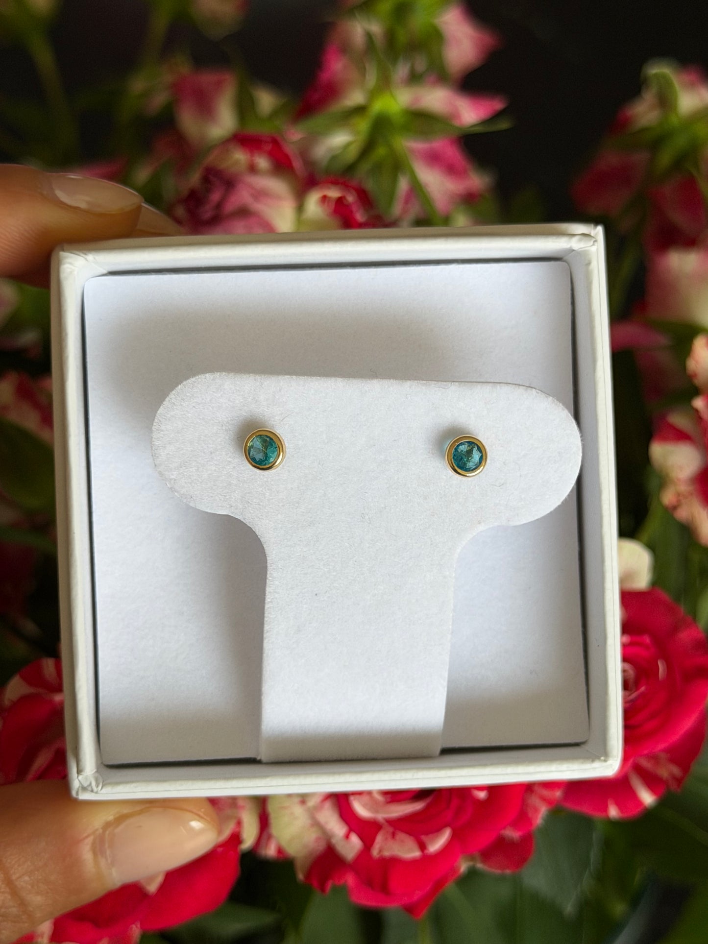 Aretes de zirconias azul con bisel de oro 14k.