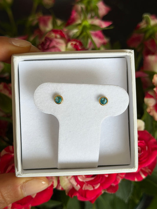 Aretes de zirconias azul con bisel de oro 14k.