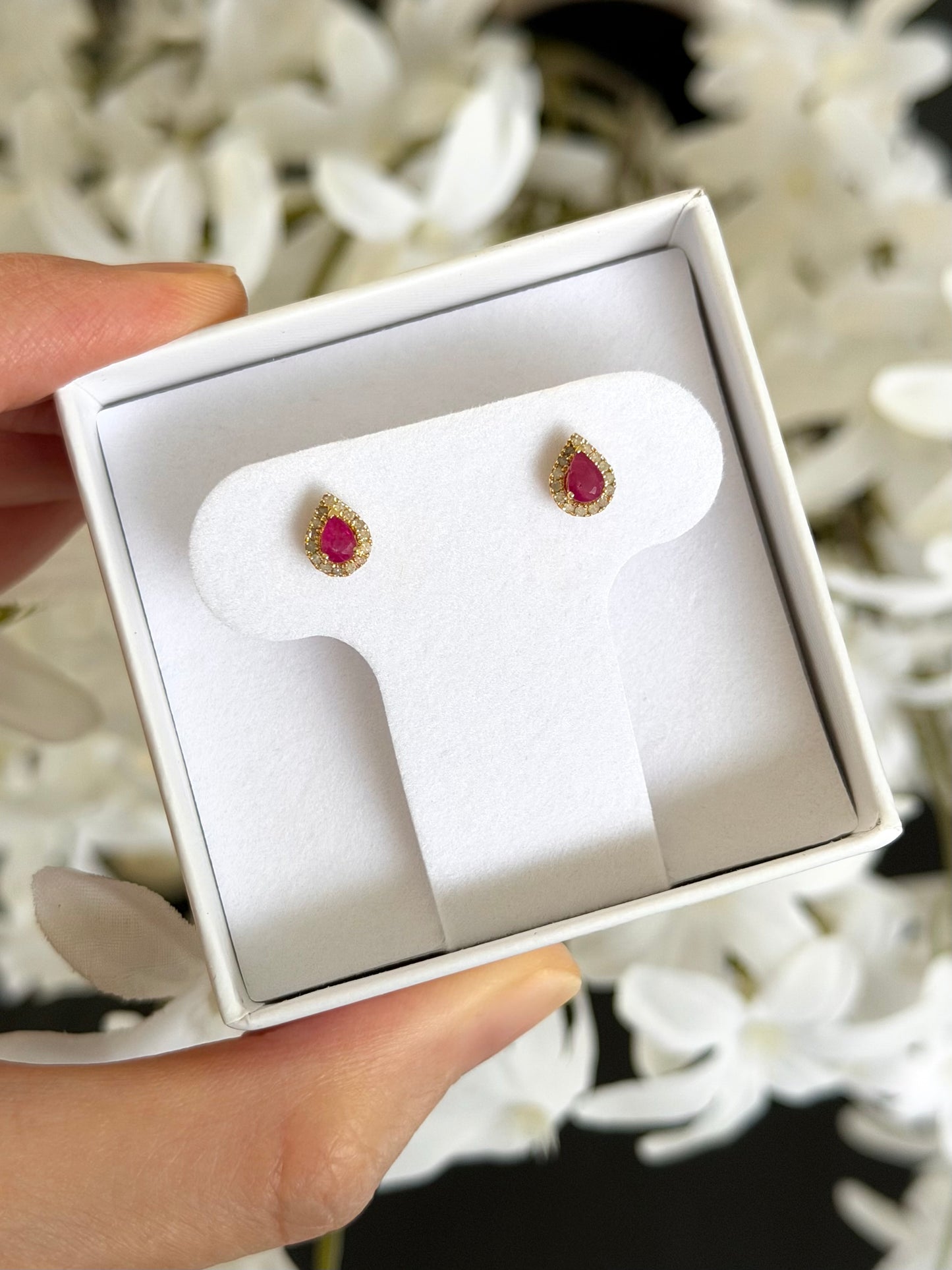 Gota de ruby con halo de diamantes