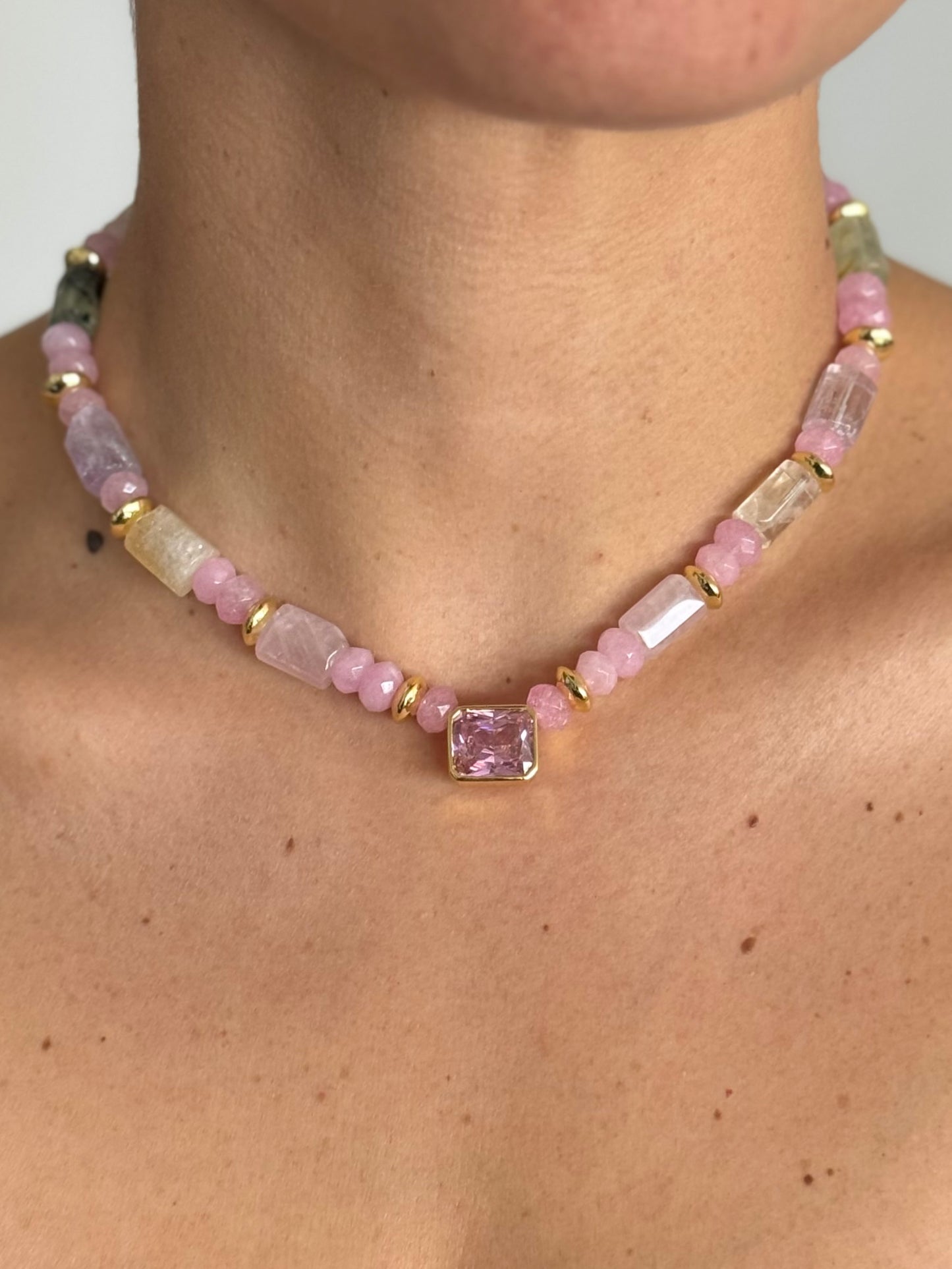 Collar de piedras naturales tonos rosas