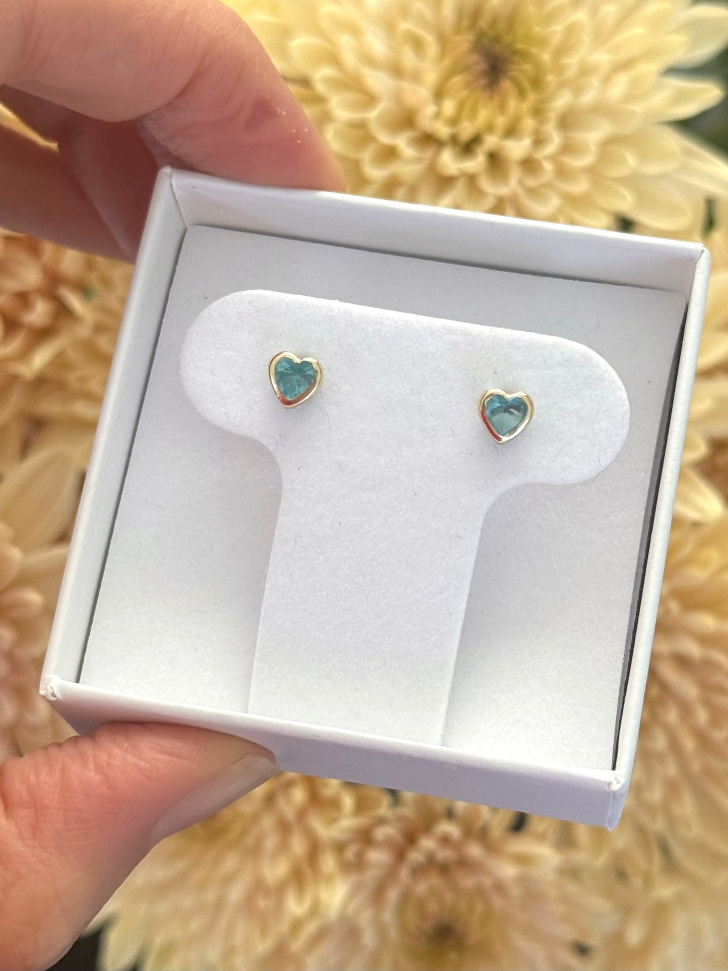 Aretes corazón bisel azul claro mediano