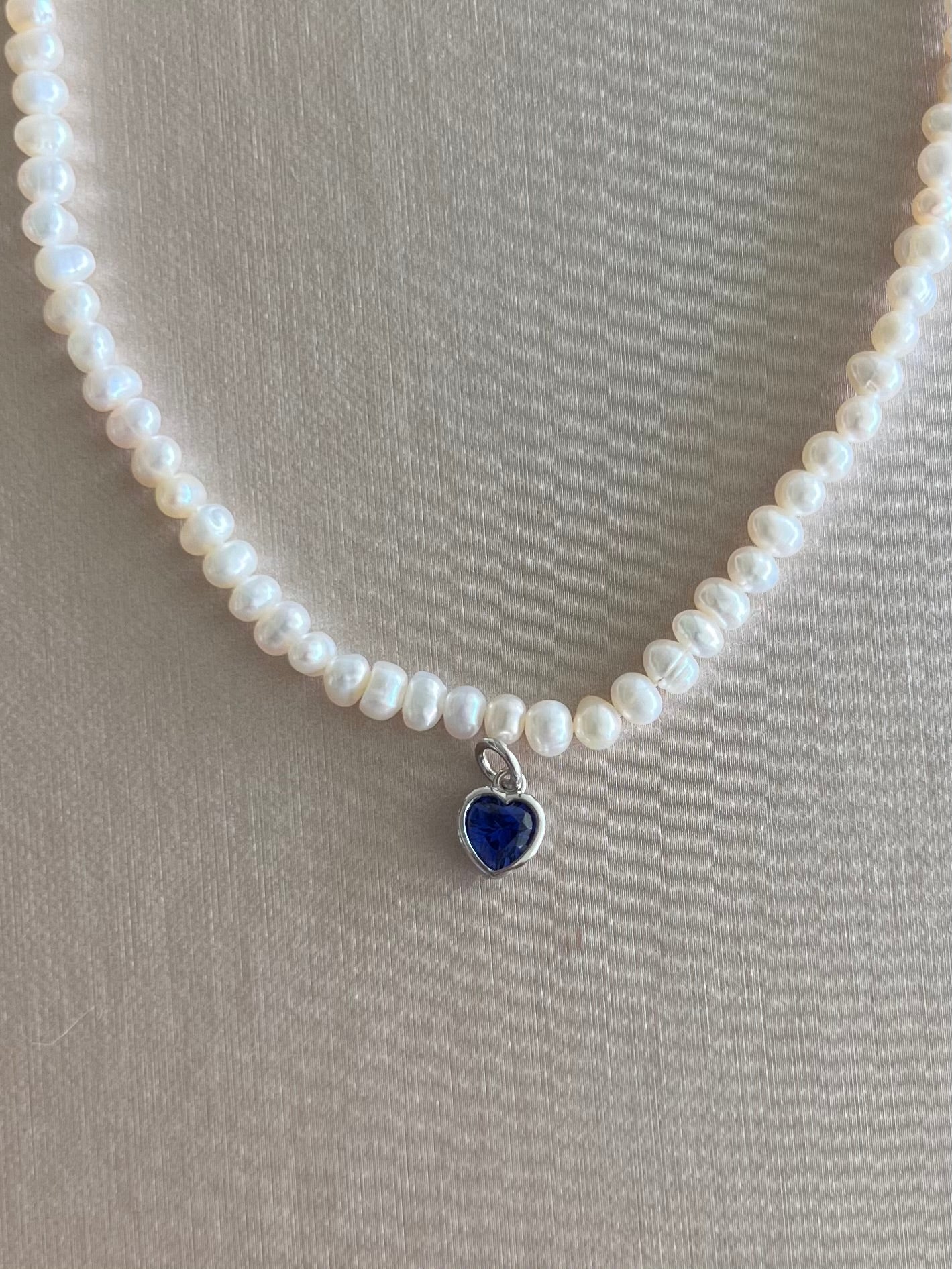 Collar de perlas chico con charm