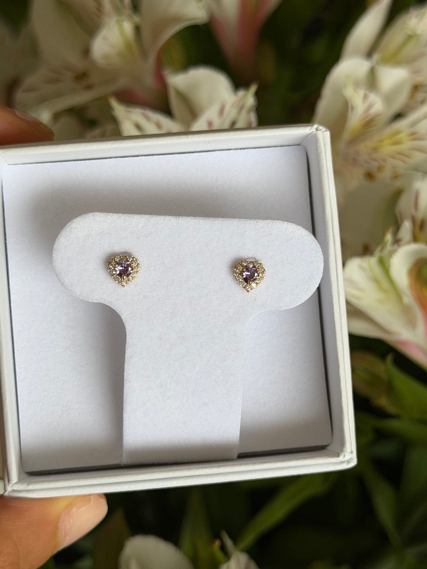 Aretes corazón morado con zirconia alrededor