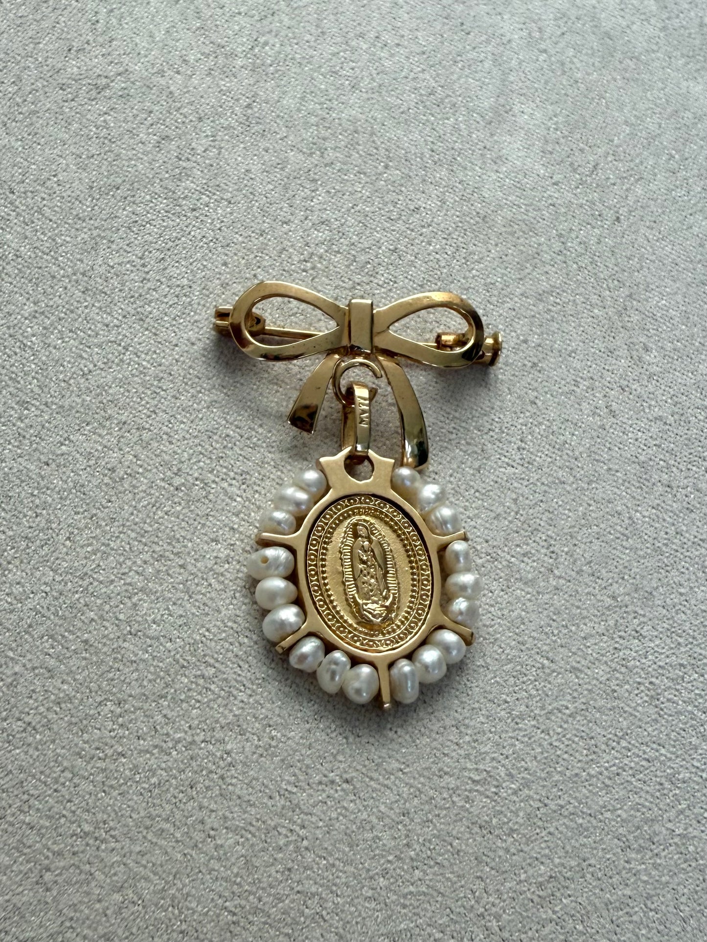 Medalla virgen ovalada oro y perlas