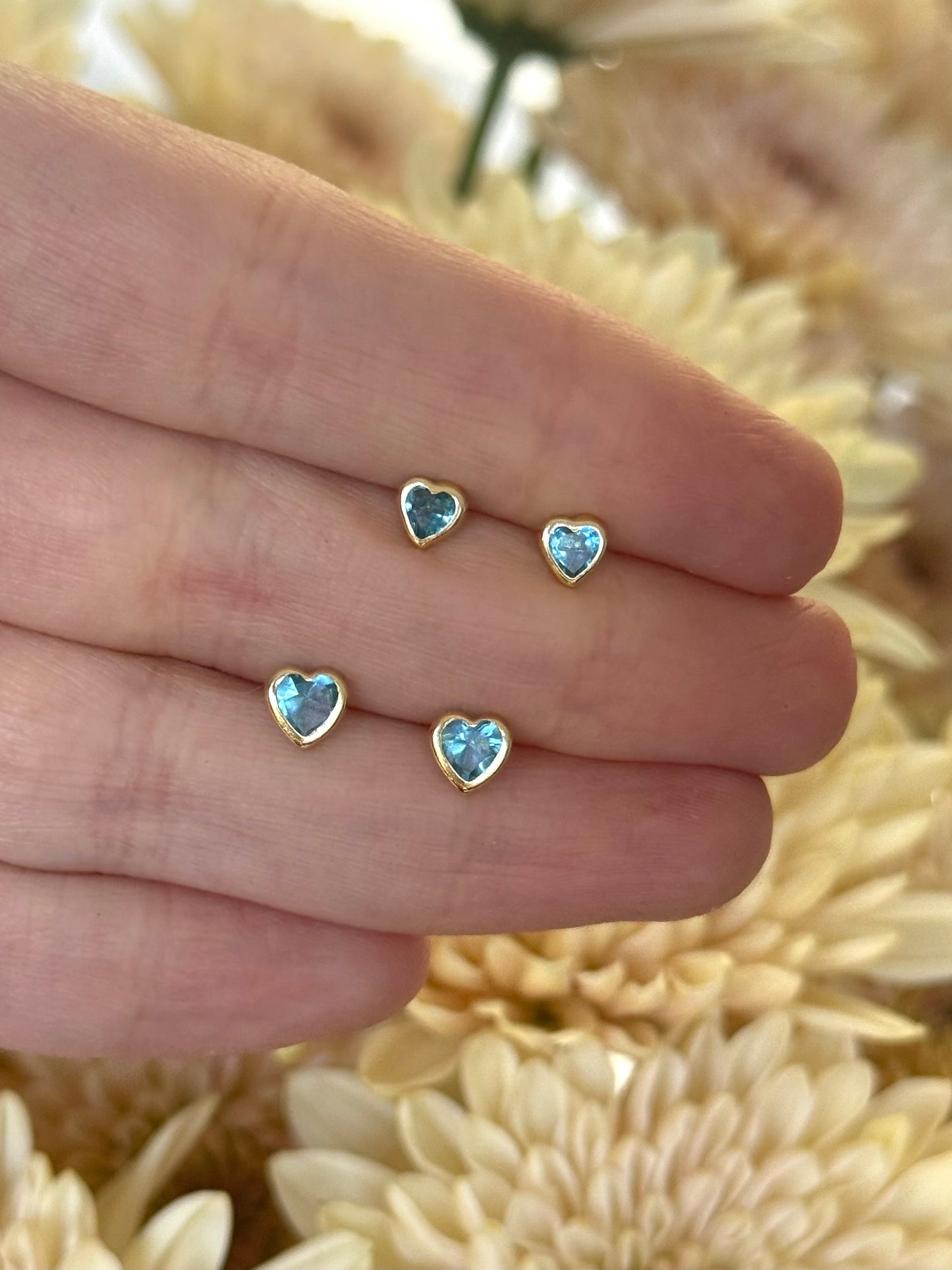 Aretes corazón azul claro bisel chico