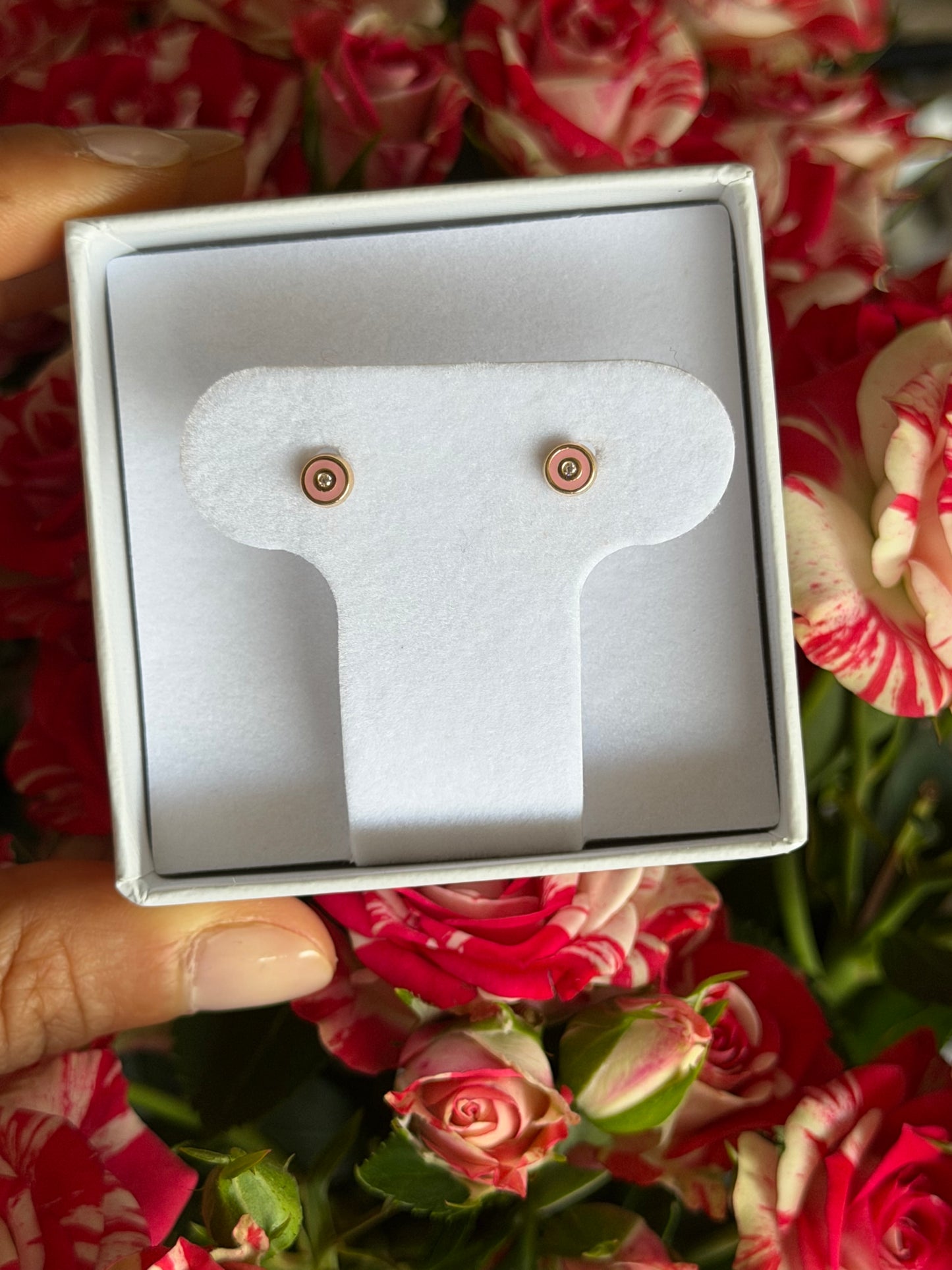 Aretes esmaltado rosa con zirconia en el centro