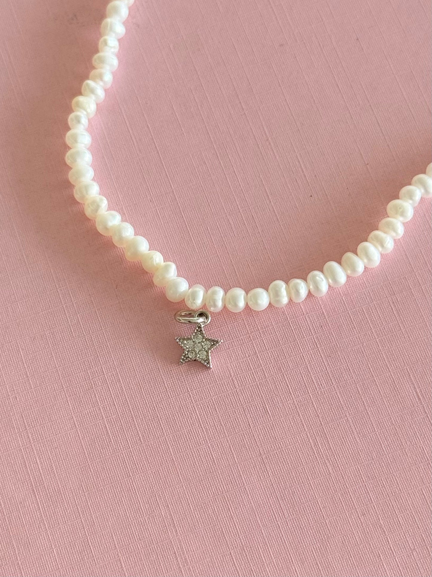 Collar de perlas chico con charm