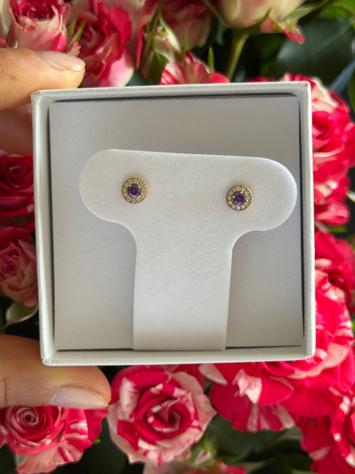 Arete de zirconia morada con halo de zirconias blancas