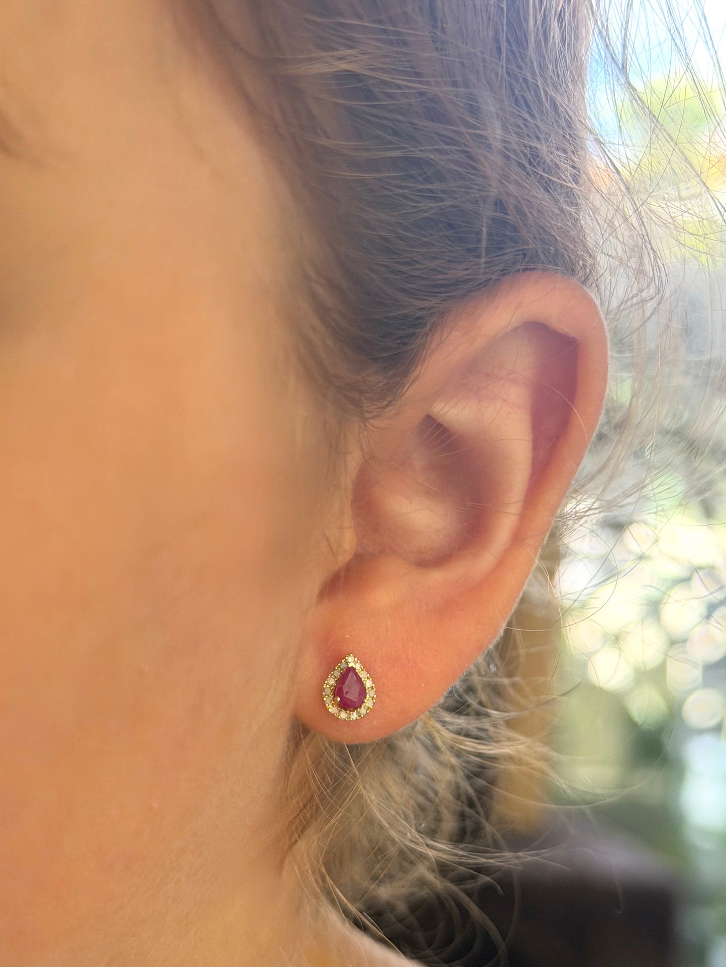 Gota de ruby con halo de diamantes