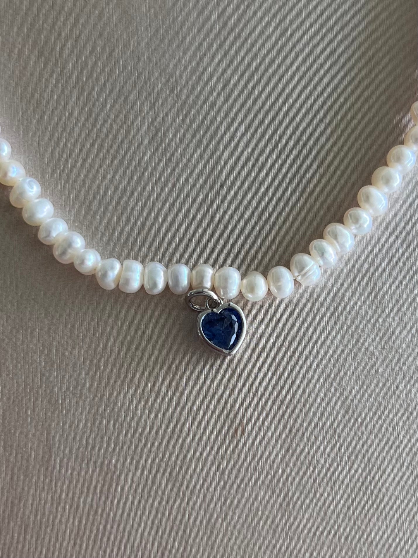 Collar de perlas chico con charm