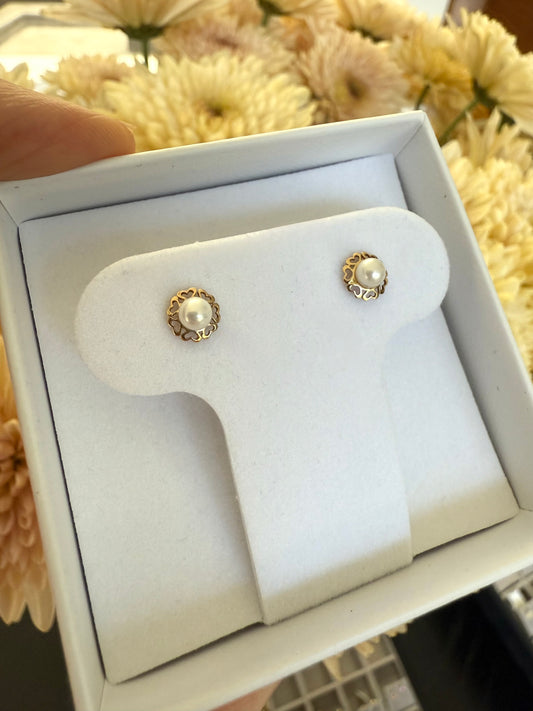 Aretes de perla con halo de corazones
