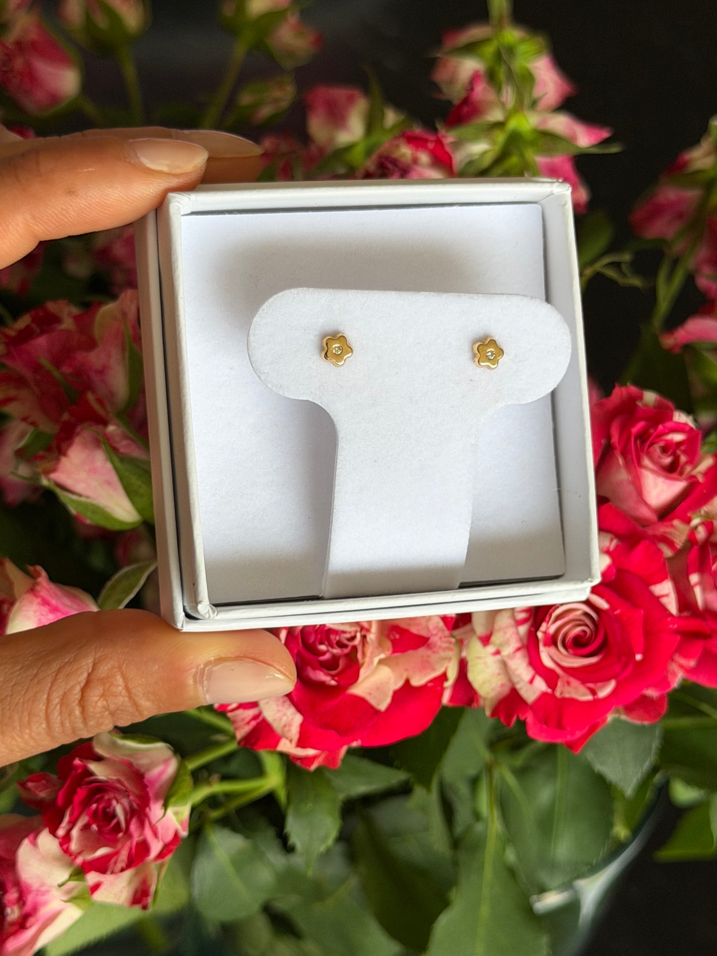 Aretes flor mini  con zirconia en el centro