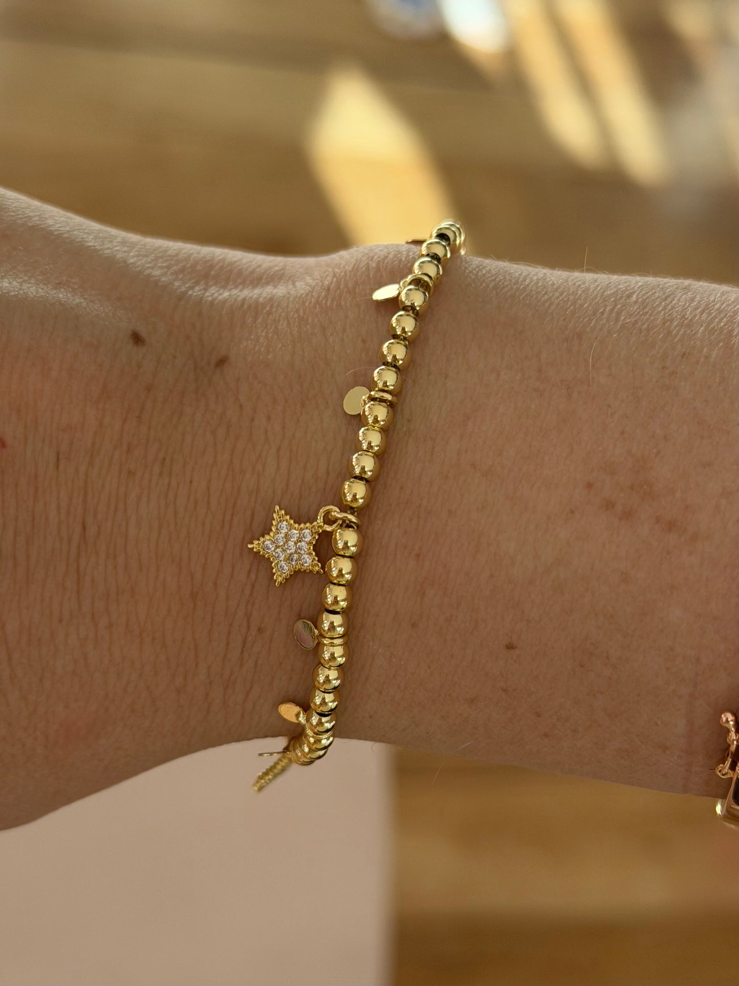 Pulsera de bolitas y estrellas
