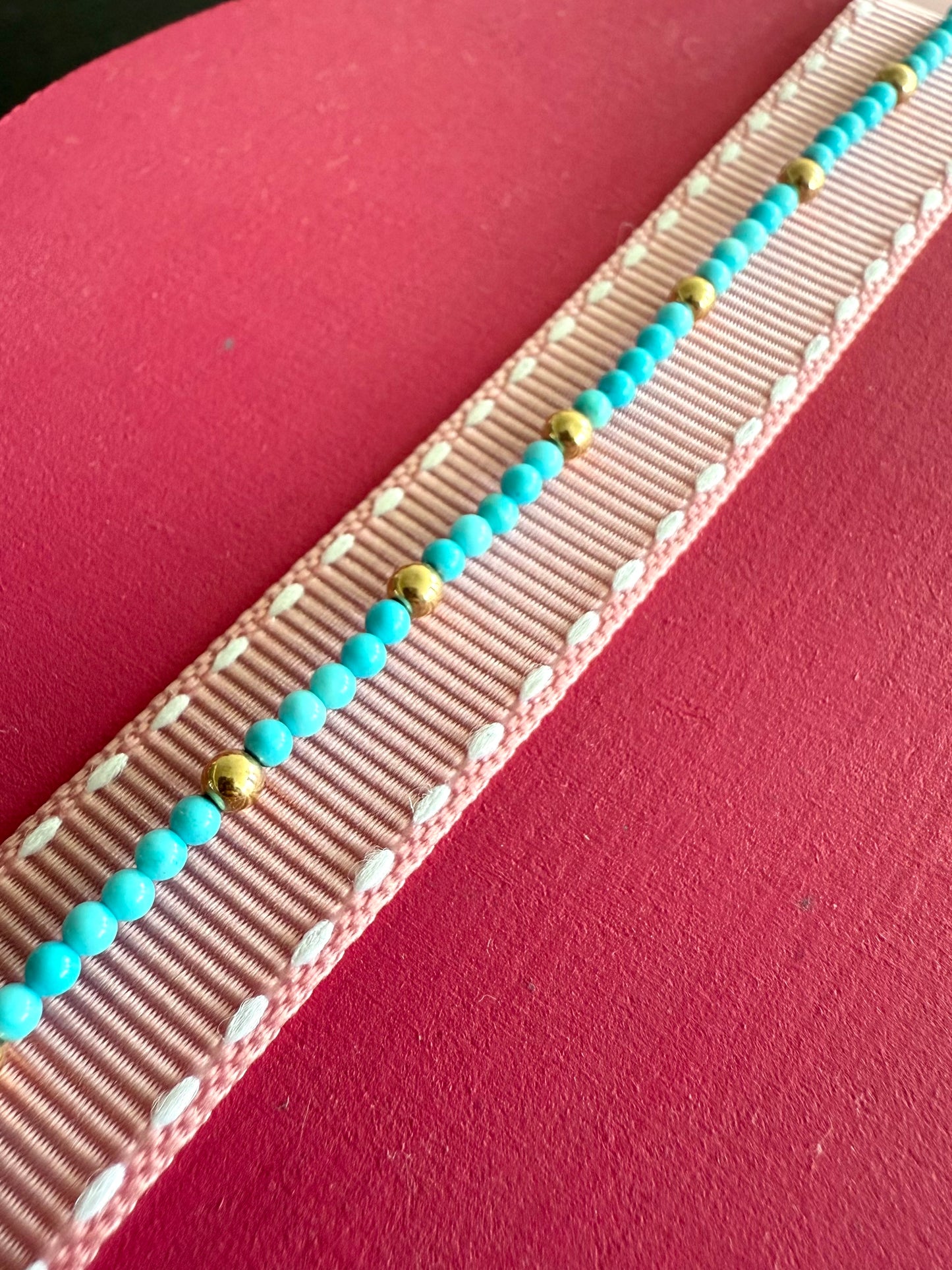 Pulsera turquesa y bolita oro