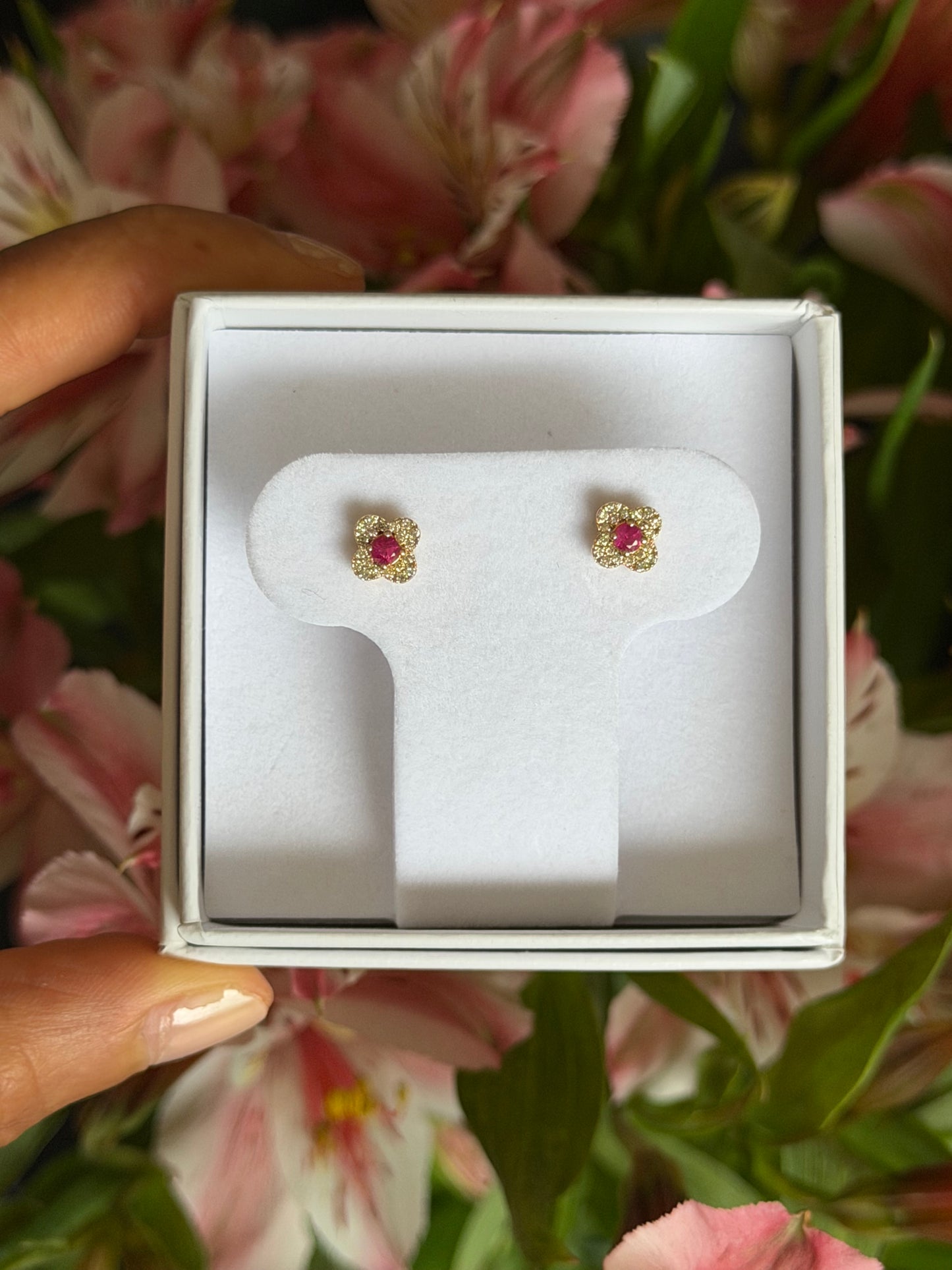 Aretes de flor diamante con centro de rubí