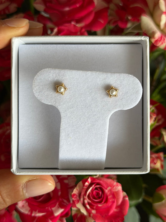 Aretes de estrella de oro de 14k con centro de perla