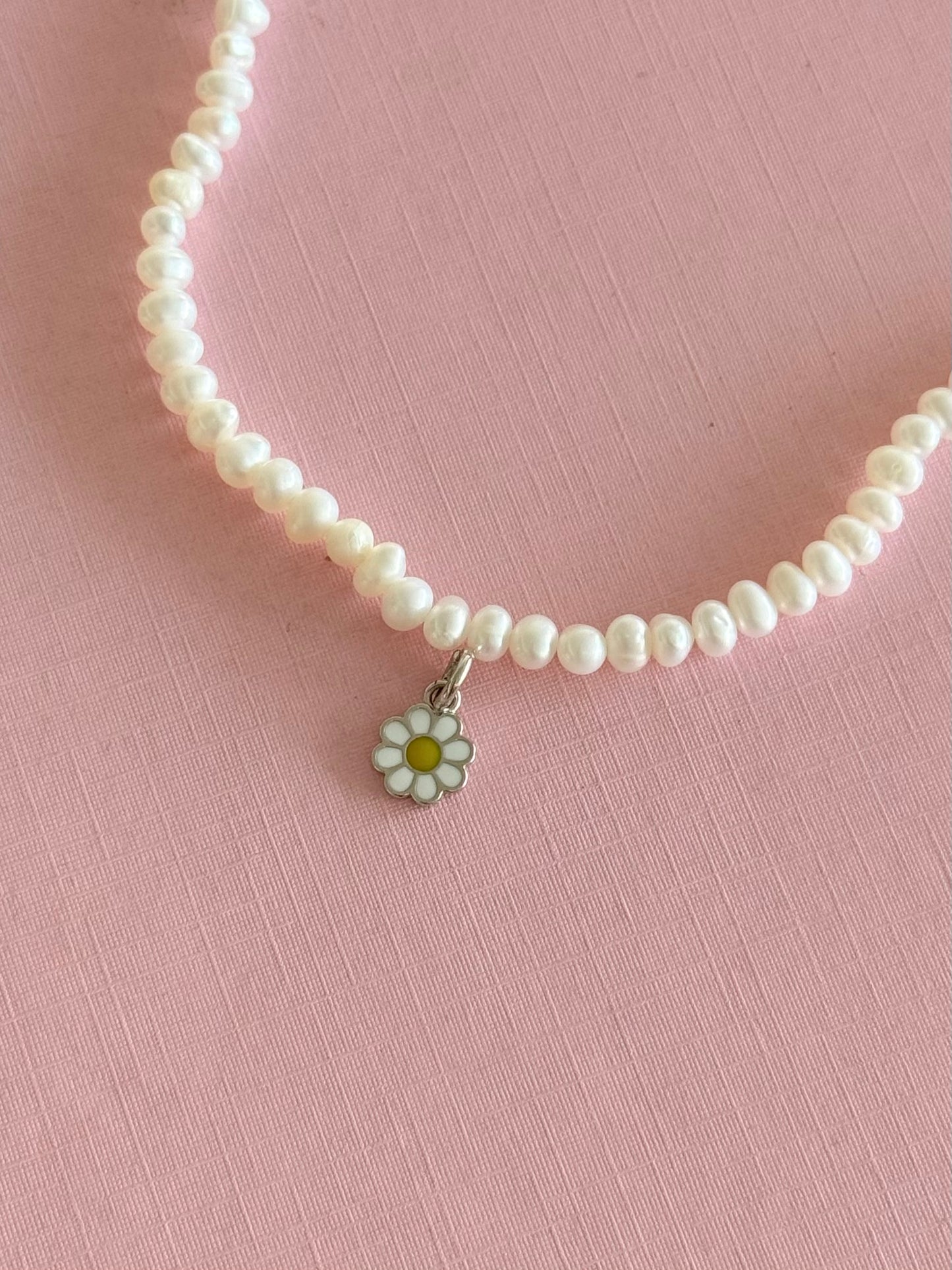 Collar de perlas chico con charm