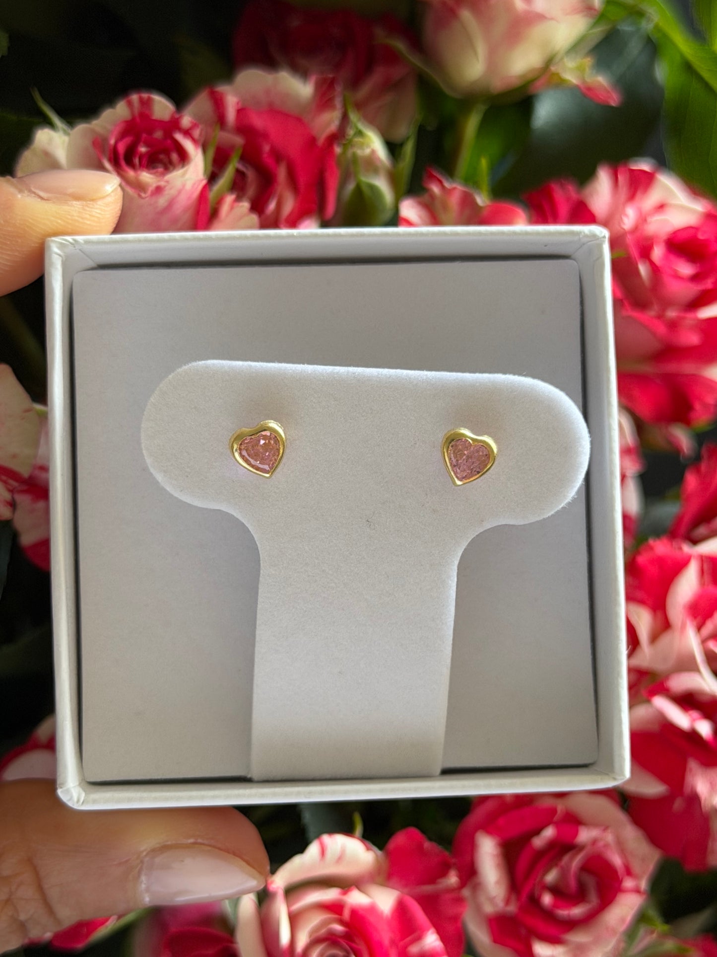 Aretes corazón zirconia rosa con bisel de oro