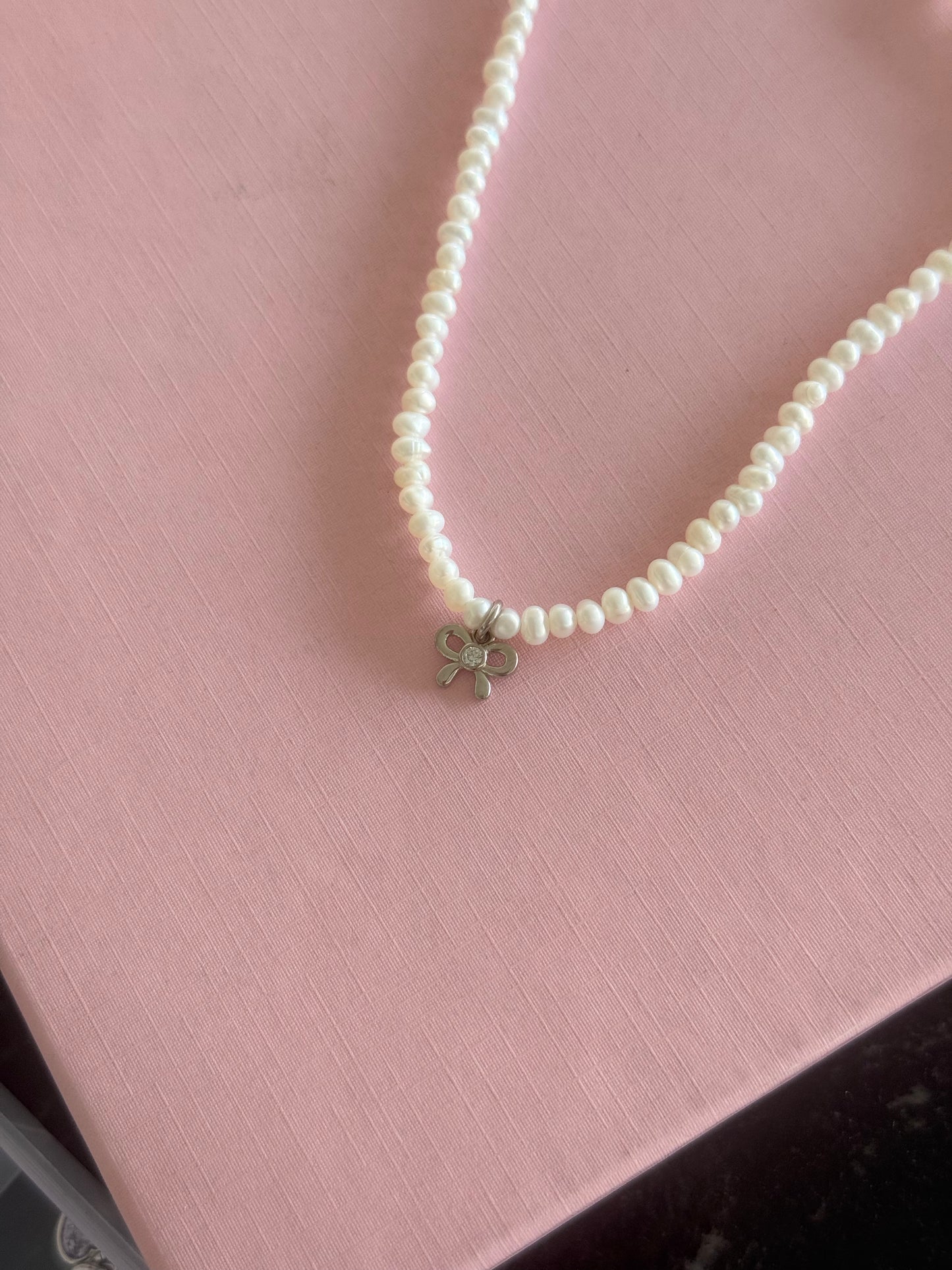Collar de perlas chico con charm